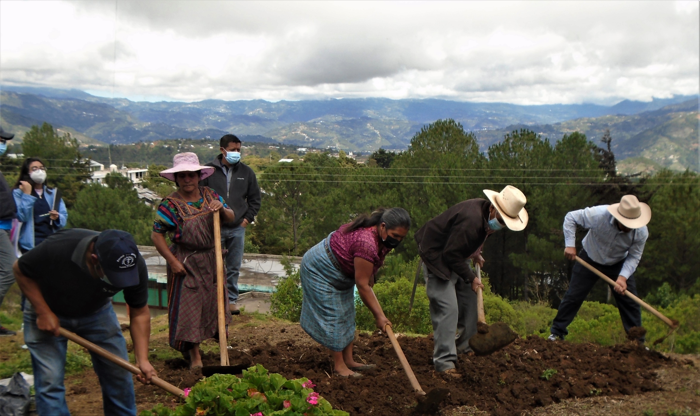 Community members plant demonstrative vegetable garden 14 7 22 REDUCED